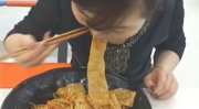 小姐姐吃烤鸡腿腌萝卜片,小姐姐烤鸡腿配腌萝卜片，舌尖上的美味时光